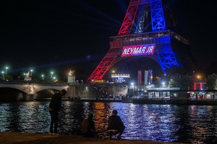 Neymar é recebido como rei e vira febre instantânea em Paris