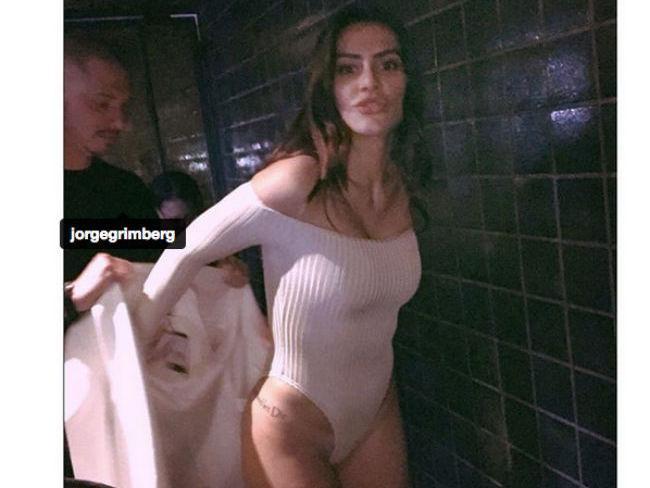 Cléo Pires aparece de maiô branco cavado e deixa fãs alucinados