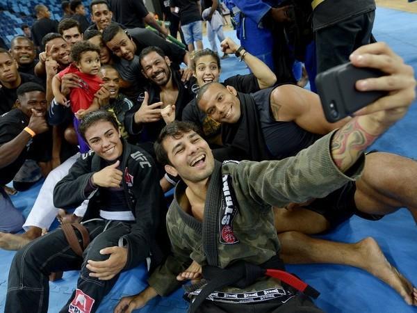 Lutadores do UFC dão aula para crianças de projetos sociais