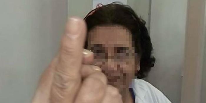 Auxiliar de Enfermagem mostra "dedo do meio" a paciente da UPA