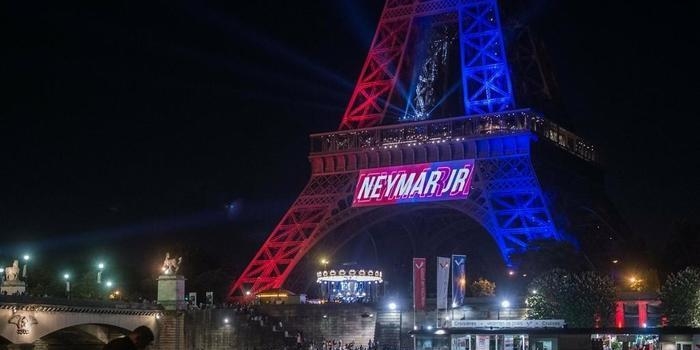 Neymar é recebido como rei e vira febre instantânea em Paris