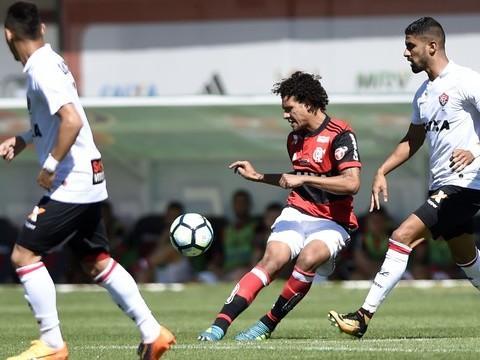 Time ofensivo não funciona e Vitória vence o Flamengo na Ilha