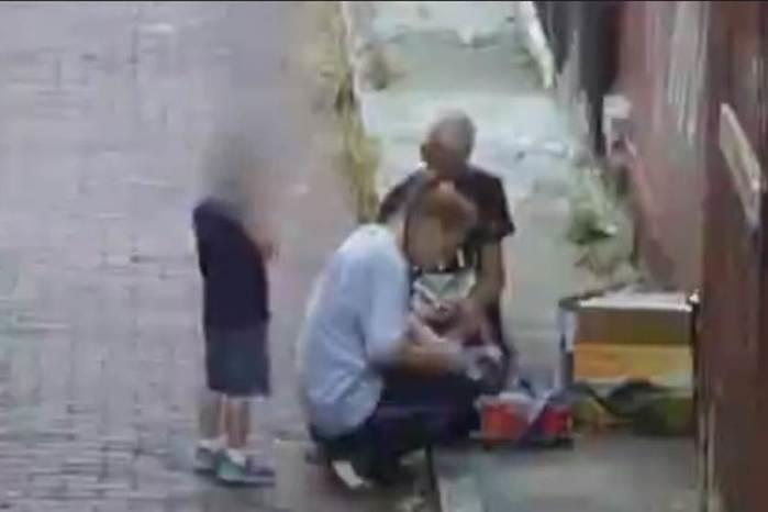 Mãe é flagrada injetando heroína na frente do filho de quatro anos