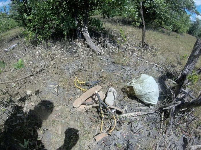 Pertences das vítimas encontrados perto de mangue onde foram executadas (Crédito: Reprodução)