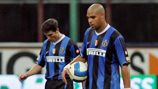 Javier Zanetti e Adriano durante partida da Inter de Milão em 2007 (Crédito: Reprodução)