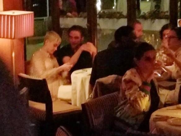 Katy Perry e Robert Pattinson são vistos juntos em jantar em L.A
