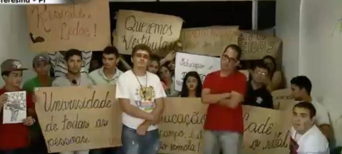 Estudantes protestam contra a não abertura de novas vagas no curso de Educação do Campo (Crédito: Reprodução)