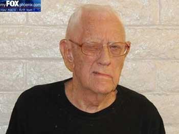 Homem de 94 anos é preso por 'sexo' com aspirador de pó