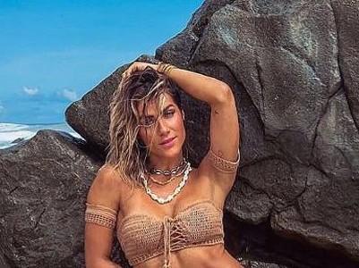 Giovanna Ewbank exibe barriga trincada em Fernando de Noronha