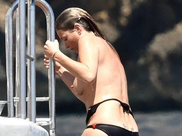 Kate Moss se descuida em mergulho e mostra demais