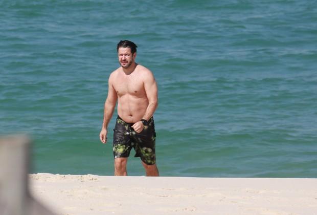 Murilo Benício na praia (Crédito: AgNews)