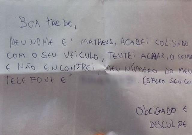 Jovem bate em carro de luxo e deixa bilhete com telefone: 'Desculpe'