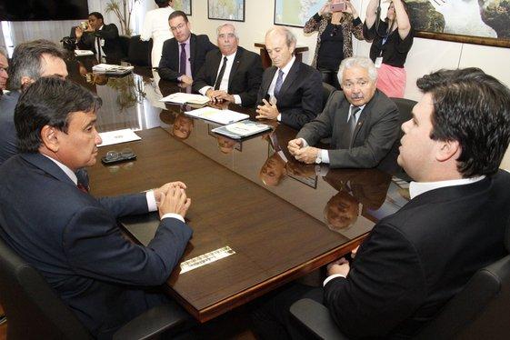 Governador em reunião com o ministro de Minas e Energia (Crédito: André Oliveira)