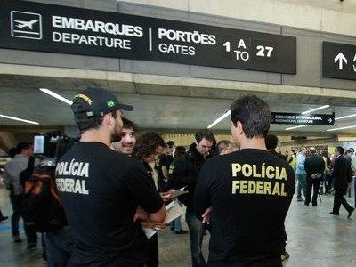 Casal é expulso de avião após questionar com comissário de bordo