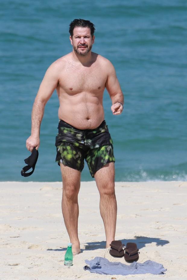 Murilo Benício na praia (Crédito: AgNews)
