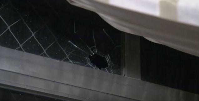 Bala perdida entra em apartamento e para ao lado do berço no RJ