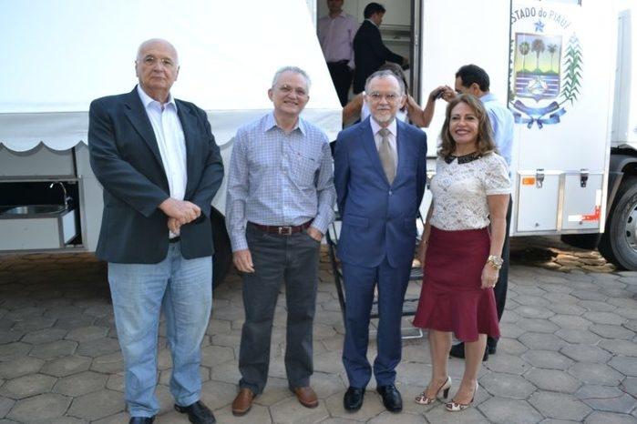 Conselheiros conehcem Laboratório Móvel de Análise de Materiais (Crédito: TCE-PI)
