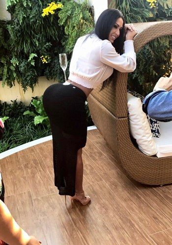 Gracyanne Barbosa equilibra taça no bumbum e bate boca com seguidor (Crédito: Reprodução)