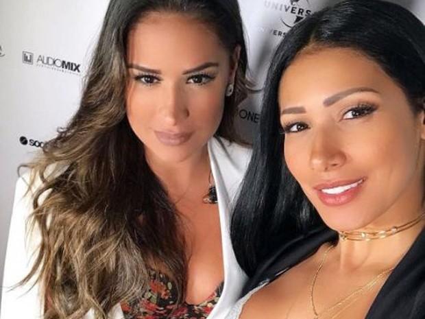 Simone e Simaria fazem selfie exibindo decotes antes de show