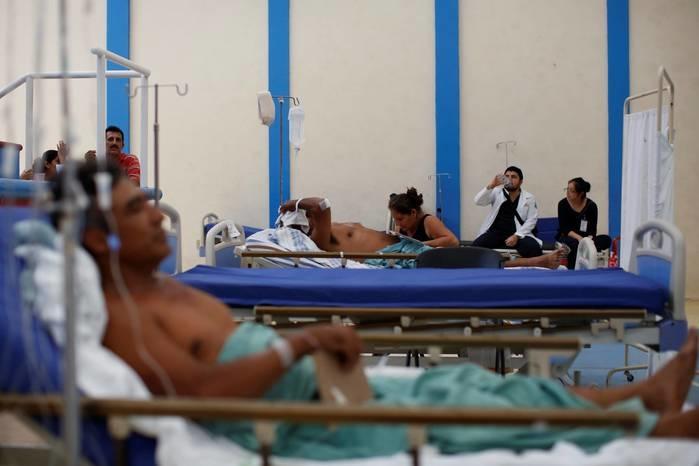 Feridos pelo terremoto são atendidos em quadra de basquete improvisada como hospital de emergência (Crédito: Reuters)