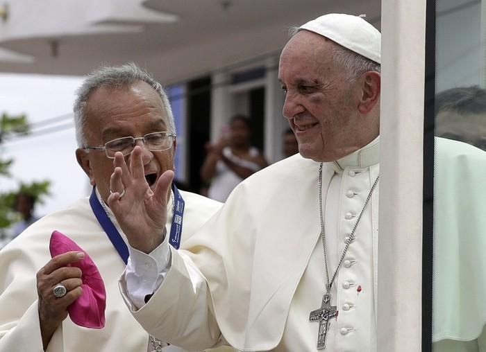 Papa continuou as atividades após o susto (Crédito: AP Photo)