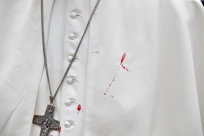 Batina do Papa ficou manchada de sangue (Crédito: Reuters)