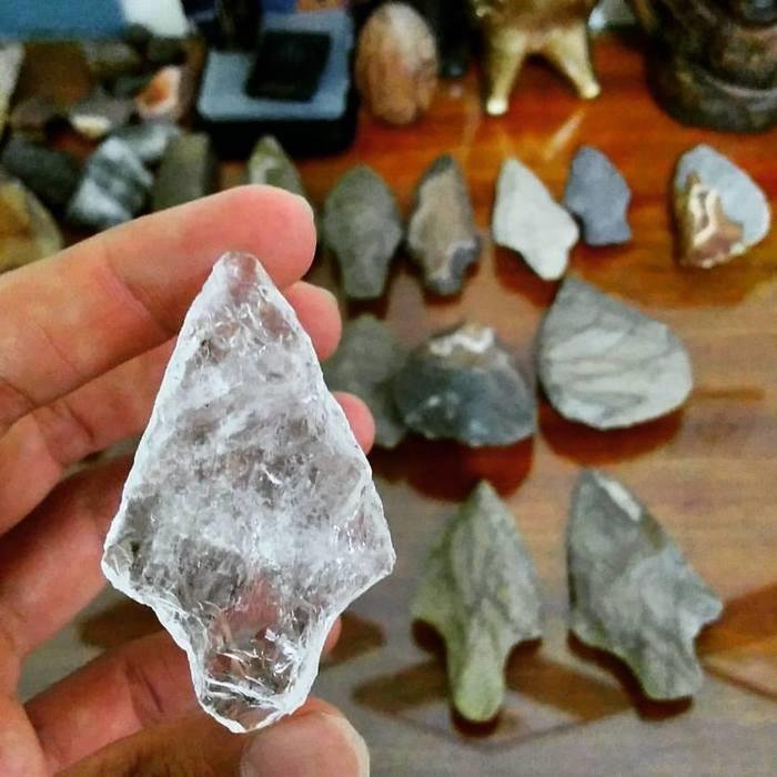 Ponta de flecha. Artefato arqueológico indicador de sociedades caçadoras. (Crédito: Divulgação)