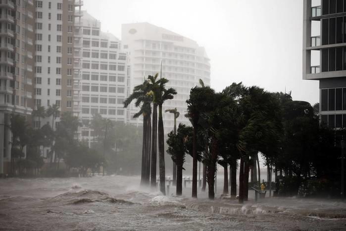 Água subiu até a calçada no centro de Miami, enquanto o furacão Irma chega no sul da Flórida (Crédito: Reuters)