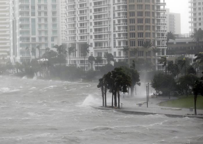 Fortes ondas atingem a Baía de Biscayne, na Flórida (Crédito: AP Photo)