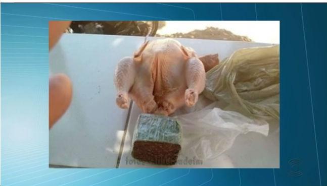 Maconha estava dentro dos frangos (Crédito: Reprodução)