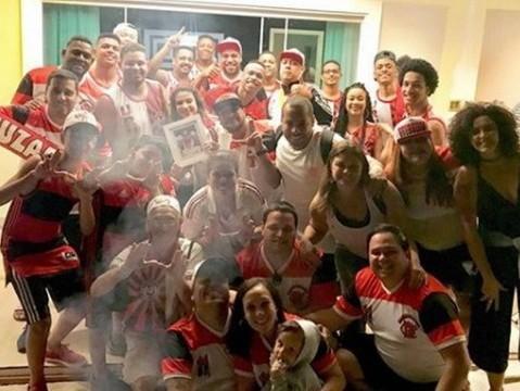 Adriano recebe organizada do Flamengo em casa e é homenageado