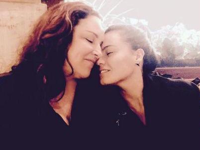 Ana Carolina ganha bolo e beijão da namorada em aniversário