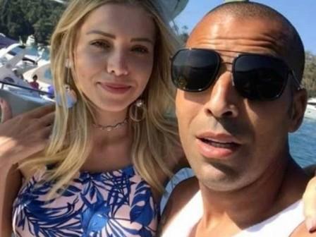 De folga, Emerson Sheik, curte passeio de iate com a namorada