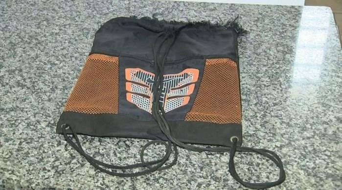 Mochila em que a recém-nascida foi encontrada (Crédito: Reprodução/TV TEM)