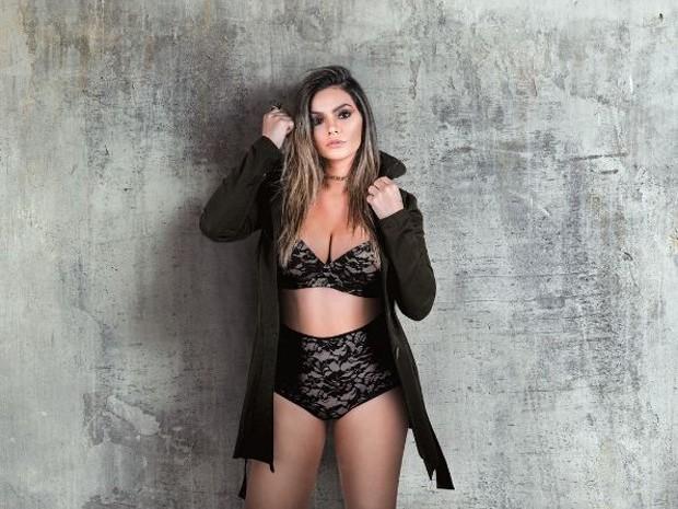 Kelly Key posa de lingerie e exibe boa forma um mês após dar à luz