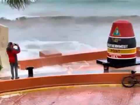 Rapaz tira selfie na passagem de furacão e quase é levado pelo mar