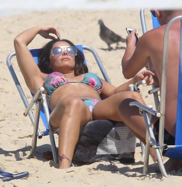 Viviane Araújo curte praia carioca (Crédito: Agnews)