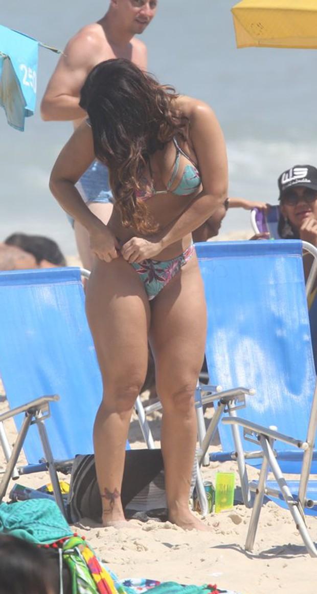 Viviane Araújo curte praia carioca (Crédito: Agnews)