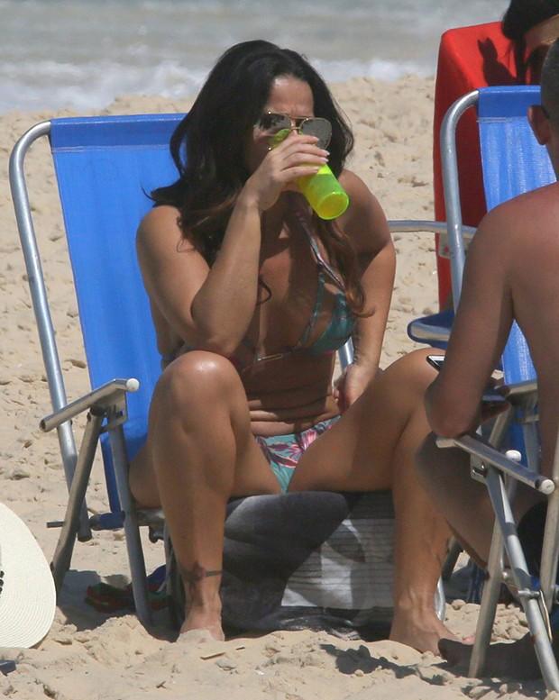 Viviane Araújo curte praia carioca (Crédito: Agnews)