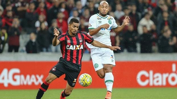 Sérgio Manoel em ação pela Chapecoense (Crédito: Gazetta Press)