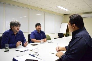Reunião para tratar sobre desenvolvimento de aplicativo de celular (Crédito: Valciãn Calixto)