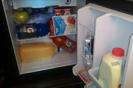 Brasileira lota frigobar de hotel impedida de sair do local