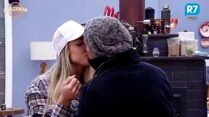 Yuri Fernandes beija Monick