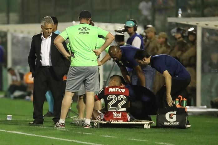 Everton recebe atendimento na Arena Condá (Crédito: Flamengo)