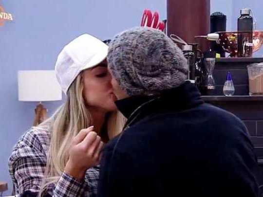 A Fazenda: Após beijar Monick, Yuri pede remédio contra herpes