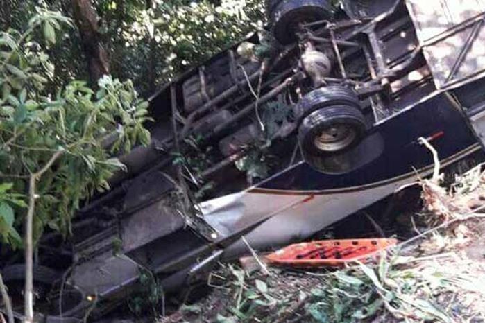 Micro-ônibus despenca em ribanceira e deixa 4 mortos em São Paulo
