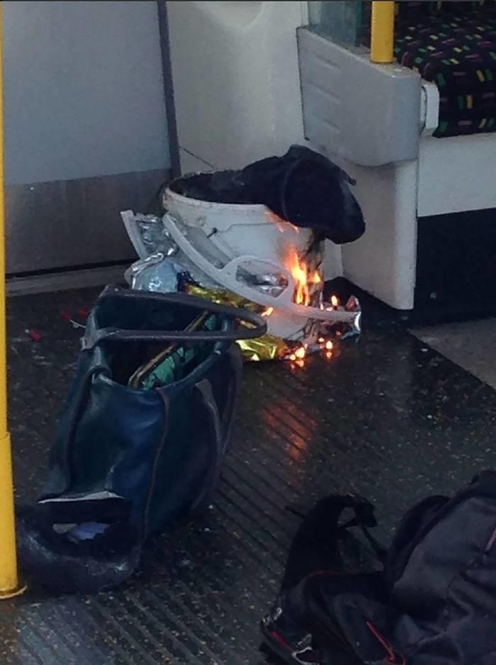Foto do artefato que explodiu no metrô londrino (Crédito: AFP)