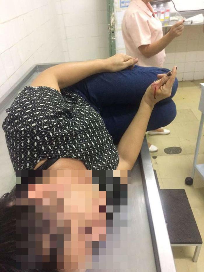 Professora agredida é levada para atendimento médico (Crédito: Reprodução/Facebook)