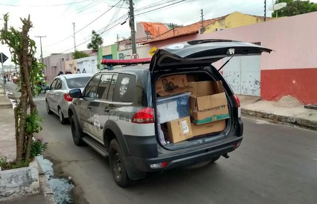 Material apreendido com dupla acusada de usar internet clandestina no Maranhão (Crédito: TV Mirante)