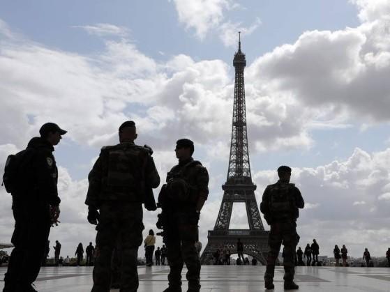 Homem com faca é controlado após atacar militar em Paris